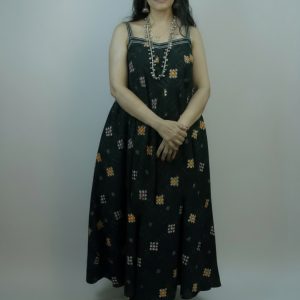 Sleeveless flared dress with belt in Ikat fabric with a black base and multicolored motifs (yellow, red, white)